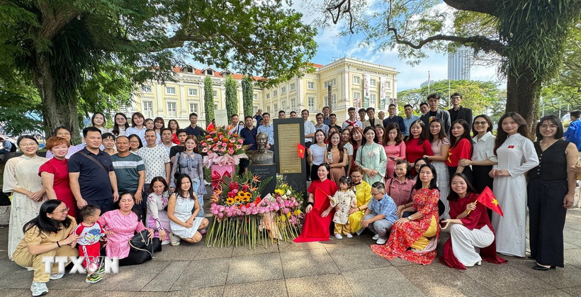 Người Việt tại Singapore tưởng nhớ công lao của Chủ tịch Hồ Chí Minh